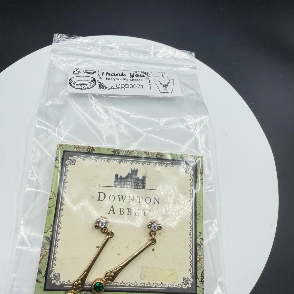 Downton Abbey Gold Tone Green Crystal Art Deco Drop Dangle Earrings Costume